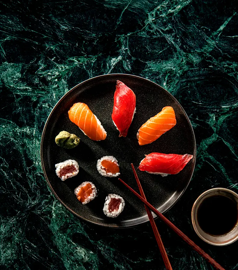 Seleção de sushi japonês com nigiri e maki de salmão, servido com wasabi e molho de soja – cozinha asiática autêntica.