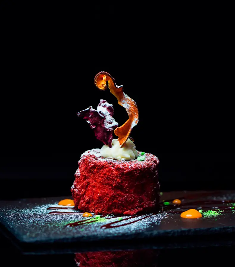 Sobremesa sofisticada e criativa, sobremesa gourmet com base vermelha, açúcar em pó e decoração artística em caramelo – confeitaria fina portuguesa.